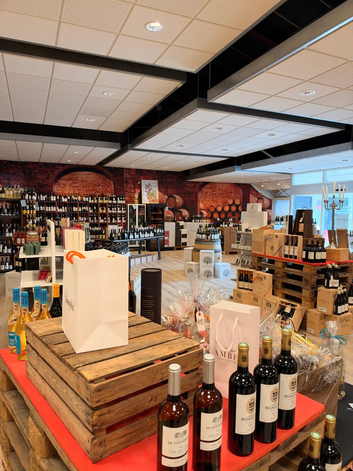 Hylder med vin og spiritus i Vin & Vin Hobro på Lupinvej
