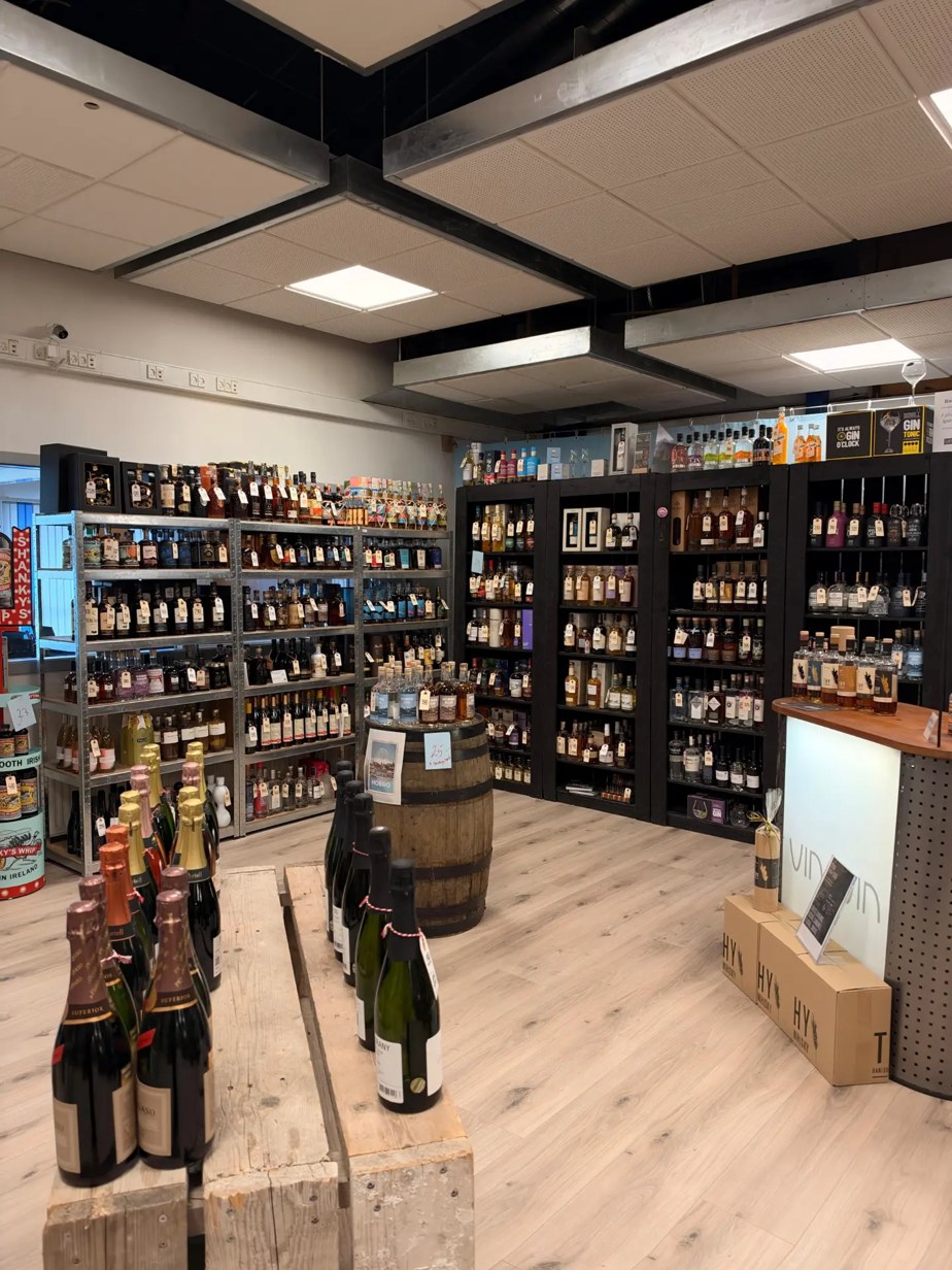 Rødvin, hvidvin og champagne på hylderne i Vin & Vin Hobro